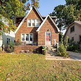 Ferndale Apartment w/ Yard - Near the Detroit Zoo!