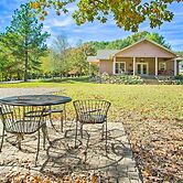 Kingston Home w/ Patio < 4 Mi to Lake Texoma!