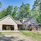 Roscommon Retreat w/ Deck ~ 1 Mile to Higgins Lake