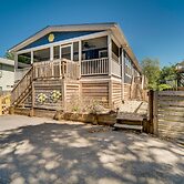 Charleston Home w/ Porch - 3 Mi to Folly Beach!