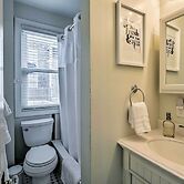 Idyllic Newport Area Cottage - Walk to First Beach