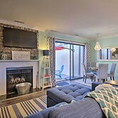 Townhome w/ Outdoor Shower < 1 Mile to Downtown