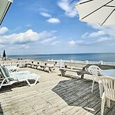 2 Decks + Beach Access: Oceanfront Getaway!