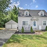 Orchard Park Home < 2 Mi to Highmark Stadium!