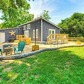 Pet-friendly Cottage, 3 Blocks to Main St!