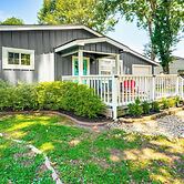 Pet-friendly Cottage, 3 Blocks to Main St!