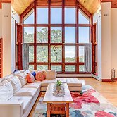 Peaceful Mountian Oasis: Firepit, Hot Tub, Sauna!