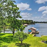 Roomy Texas Lake Retreat w/ Private Boat Ramp