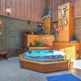 Spacious Alto House on 8 Private Acres w/ Hot Tub!