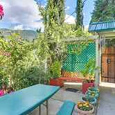 Dunsmuir Apartment ~ 17 Mi to Mt Shasta Ski Park!