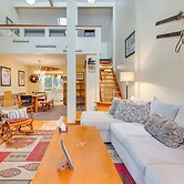 Cozy Bretton Woods Ski-in/ski-out Condo w/ Deck!