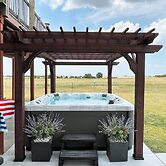 'the Copper Roost': Lake Texoma Escape w/ Hot Tub
