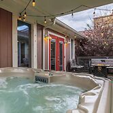 Hot Tub & Mini Golf: Mtn-view Haven in Kodak!