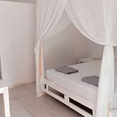 THE VILLAGE INN Rua Beach