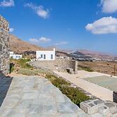 An Amazing Stone Villa-a in Serifos w Shared Pool
