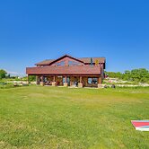 Prairie-style Home on Garden Bay w/ Deck + Hot Tub
