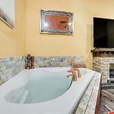 Blissful Broken Bow Studio: Fire Pit & Jacuzzi Tub