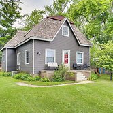 Charming Eagle Grove Farmhouse w/ Patio!