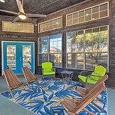 Private Pool: Spacious & Vibrant Argyle Villa!