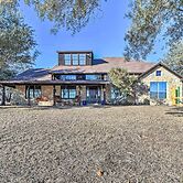 Private Pool: Spacious & Vibrant Argyle Villa!