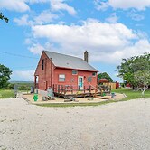 Pet-friendly Fredericksburg Cabin w/ Hot Tub!