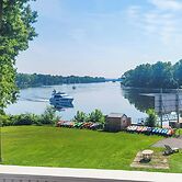 Canalfront Waterford Apartment on Hudson River