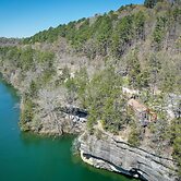 Cliffside Eureka Springs Cabin w/ Beaver Lake View