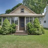 'grandma's Cottage' w/ Sunroom: Walk to Beach