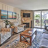 'deja Blue' Oceanside Condo on Beach w/ Pools!