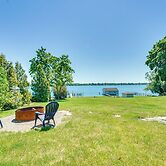 Serene Riverfront St. Clair Studio: Walk to Dtwn!