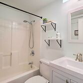 Ski & Hike: Cozy Dtwn Reno Studio w/ Fireplace