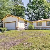 Fayetteville Vacation Rental w/ Yard!