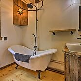 'red Sweetheart Barn Studio' w/ Mtn & River Views!