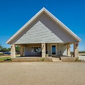 Lamesa Vacation Rental w/ Covered Patio & Fire Pit