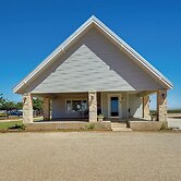 Lamesa Vacation Rental w/ Covered Patio & Fire Pit