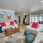 Home Rental on Detroit Lake: Dock, Game Room!