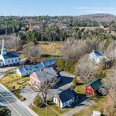 Charming Farmhouse: Walk to Village + Trails!