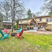 Otto Home w/ Fire Pit, Tree House & Hot Tub!