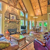 3 Mi to Museums: Smoky Mountains Cabin w/ Deck