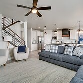 Family-friendly Townhome ~ 2 Mi to Windsor Lake!