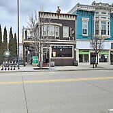 Dtwn Sheboygan Apt Above Local Bar!