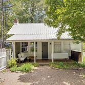 Charming Home < 2 Mi to Downtown Hendersonville!