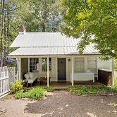 Charming Home < 2 Mi to Downtown Hendersonville!