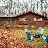 Cozy Poconos Ranch Home w/ Pool Access, Near Lake!