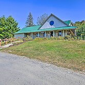 Cozy Apt w/ Hot Tub & Deck, 10 Mi to Stowe Resort!