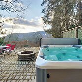 Mtn-view Gem w/ Deck & Hot Tub in Tannersville