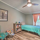Noteworthy Cabin: Grill, Walk to Beaver Lake!
