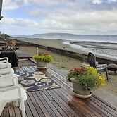 Beachfront Whidbey Island Home + Apartment!