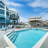 Grand Seaside Escape w/ Direct Beach Access!