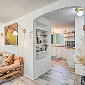 Stylish Dog-friendly Bungalow: Steps to Elk Lake